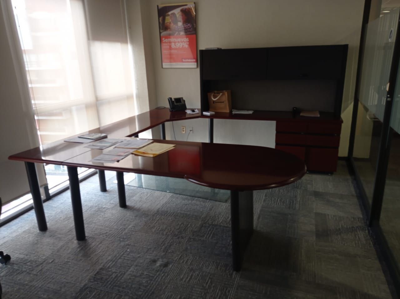 Lote 159 - Escritorio en herradura de costado derecho con base metálico, 2 archiveros de pedestal de 3 cajones, gabinete superior con 2 puertas corredizas y cubierta color vino