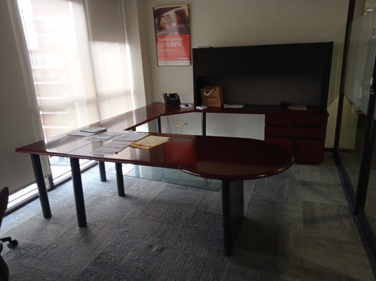 Lote 159 - Escritorio en herradura de costado derecho con base metálico, 2 archiveros de pedestal de 3 cajones, gabinete superior con 2 puertas corredizas y cubierta color vino - Imagen 4