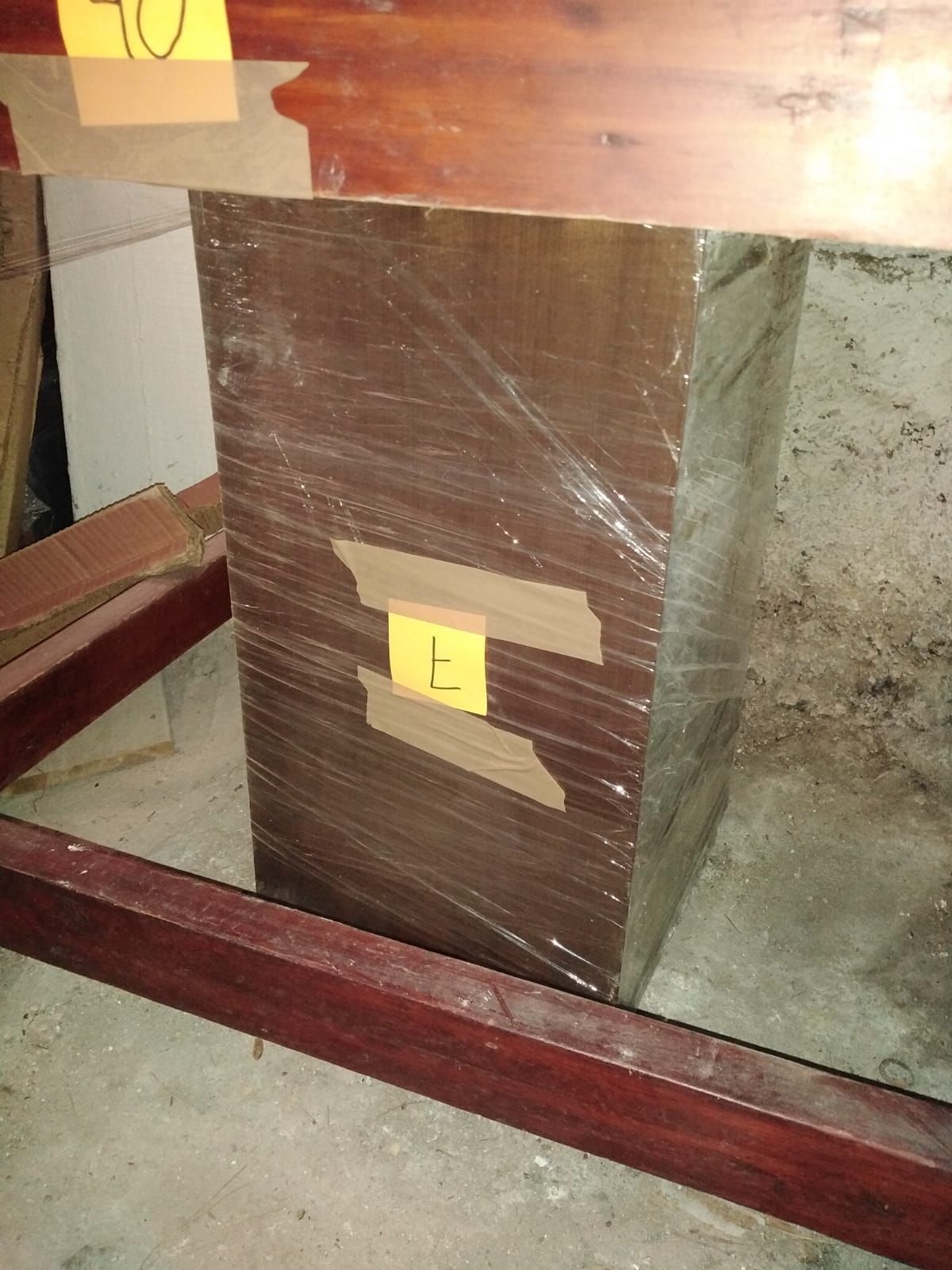 Lote 020 - Mesa sala de juntas con 4 patas de metal y 4 contactos de luz