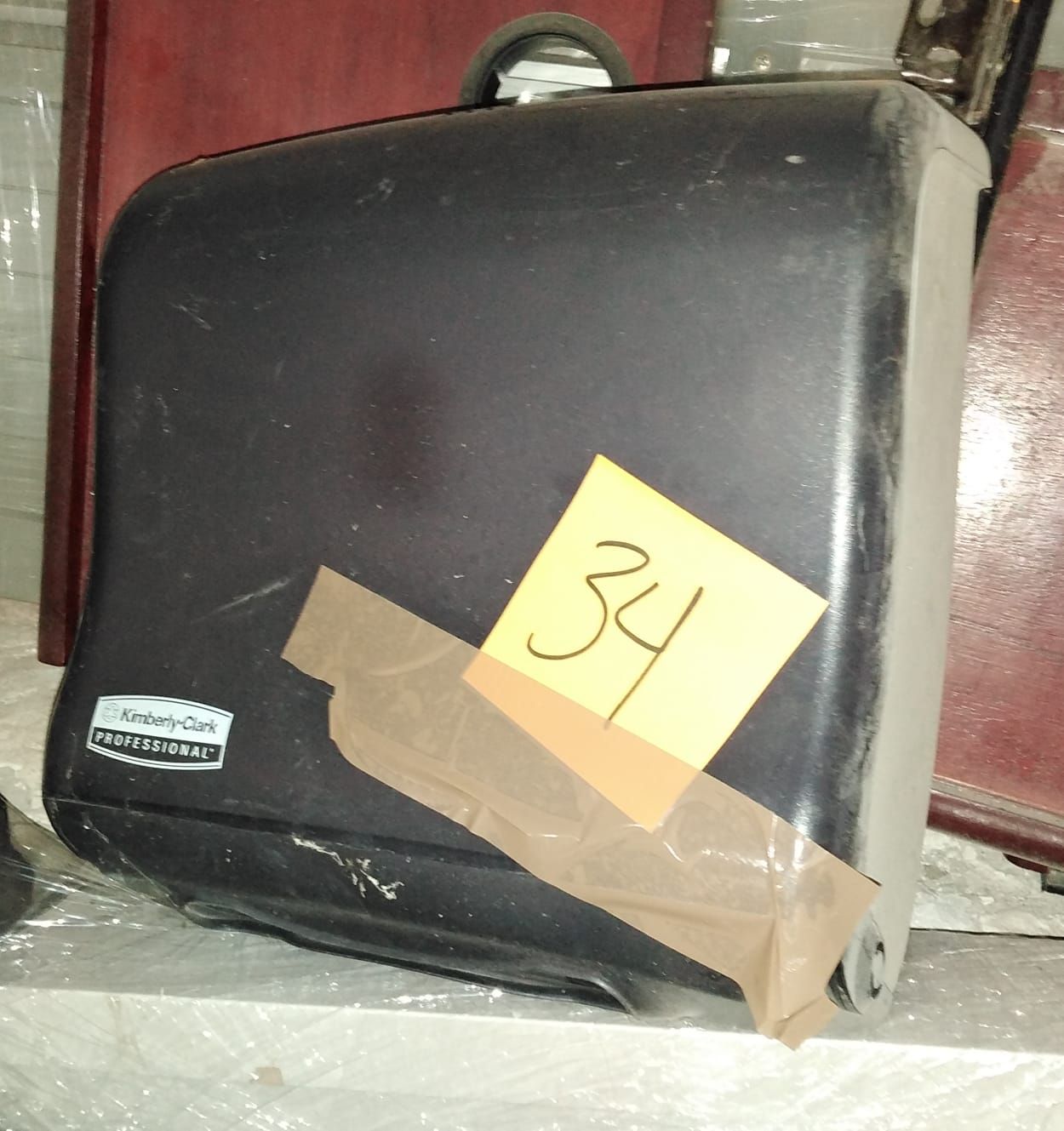 Lote 029 - Lavabo, 2 despachadores de papel y lámpara
