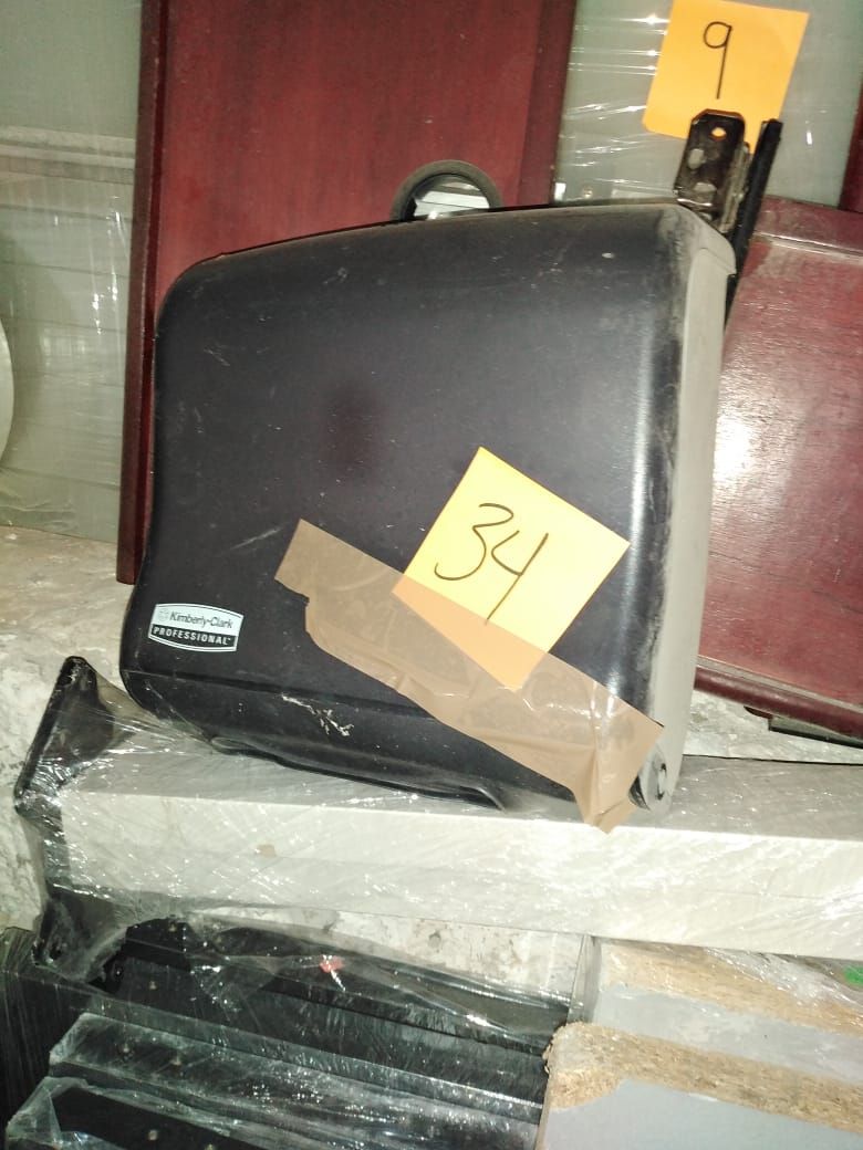 Lote 029 - Lavabo, 2 despachadores de papel y lámpara - Imagen 5