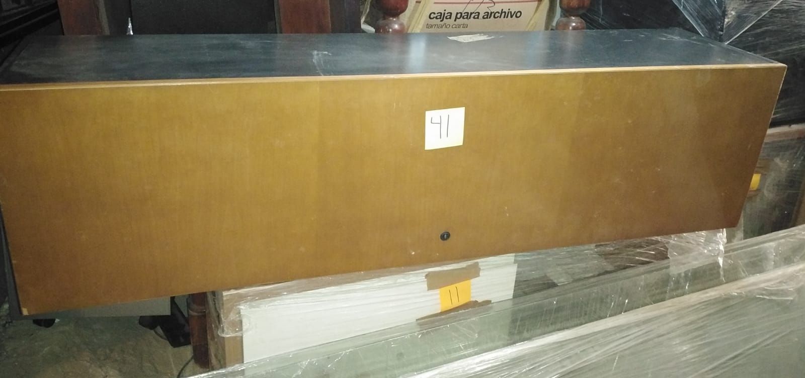 Lote 027 - 145 piezas de mobiliario (Cubiertas, Mamparas, pizarrón, mesa) - Imagen 10
