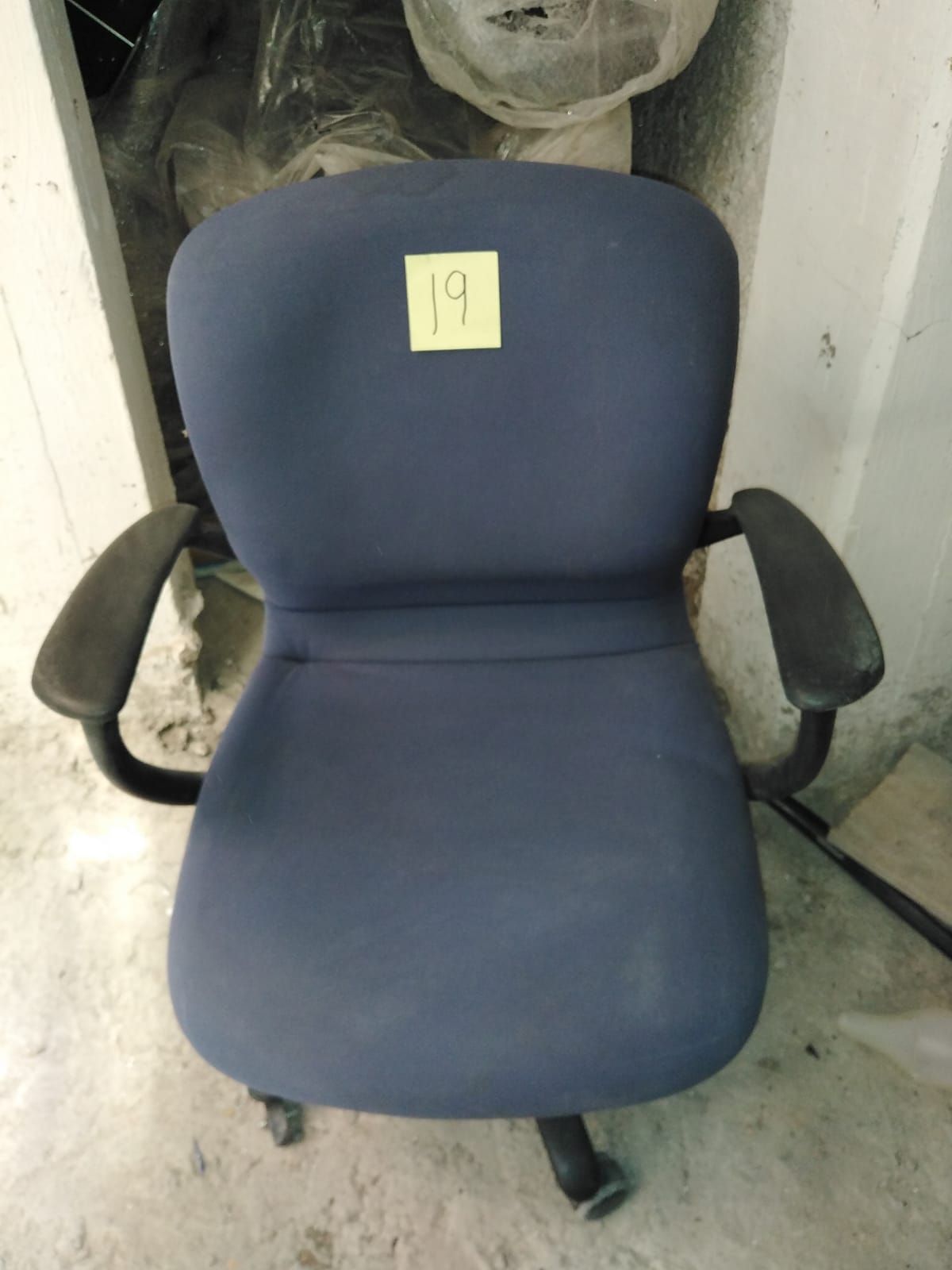 Lote 010 - 5 Sillas operativas con ruedas, descansa brazos, asiento y respaldo en tela color azul - Imagen 8