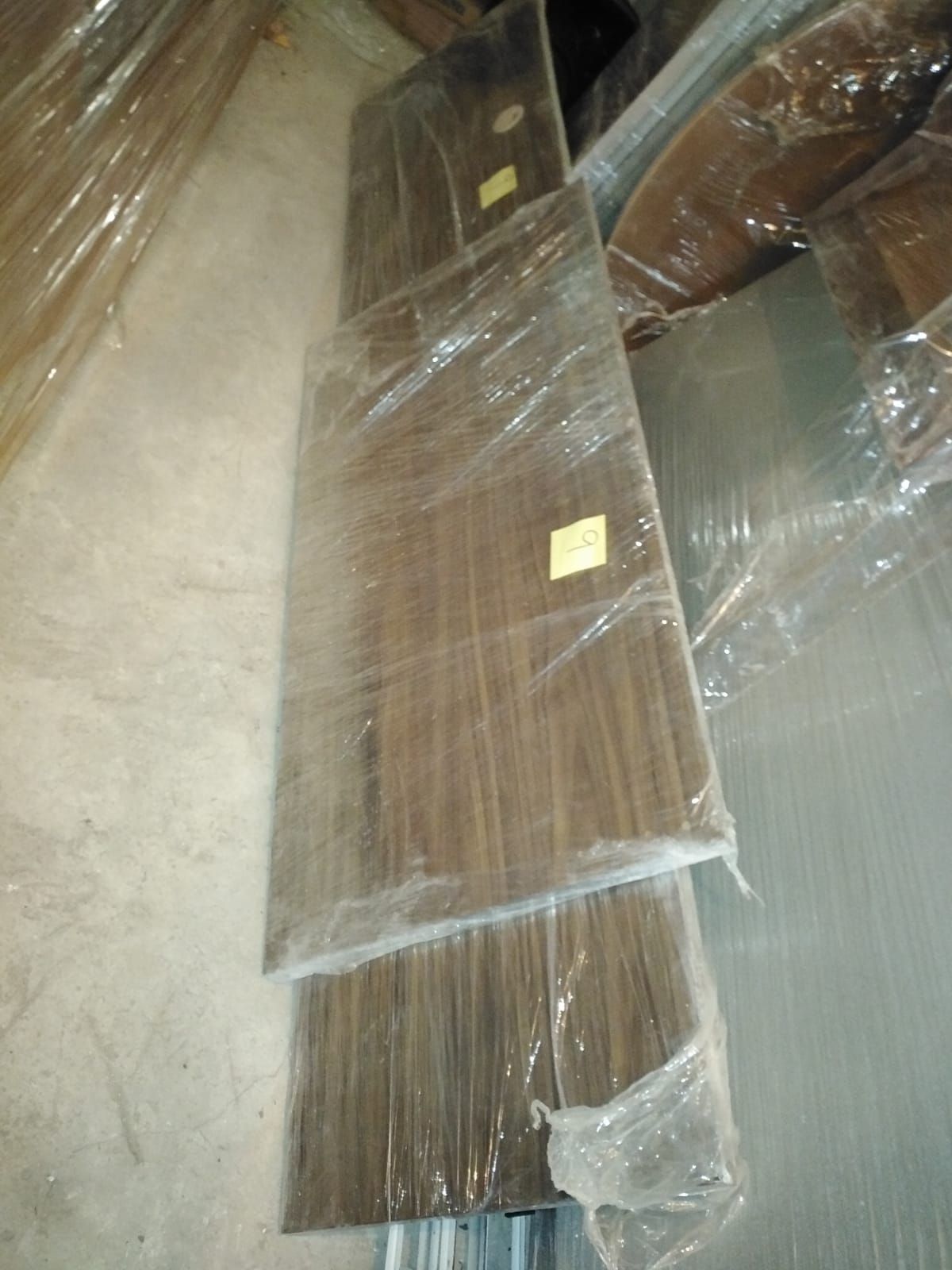 Lote 021 -Mesa de sala de juntas con 4 patas de metal y 2 contactos de luz