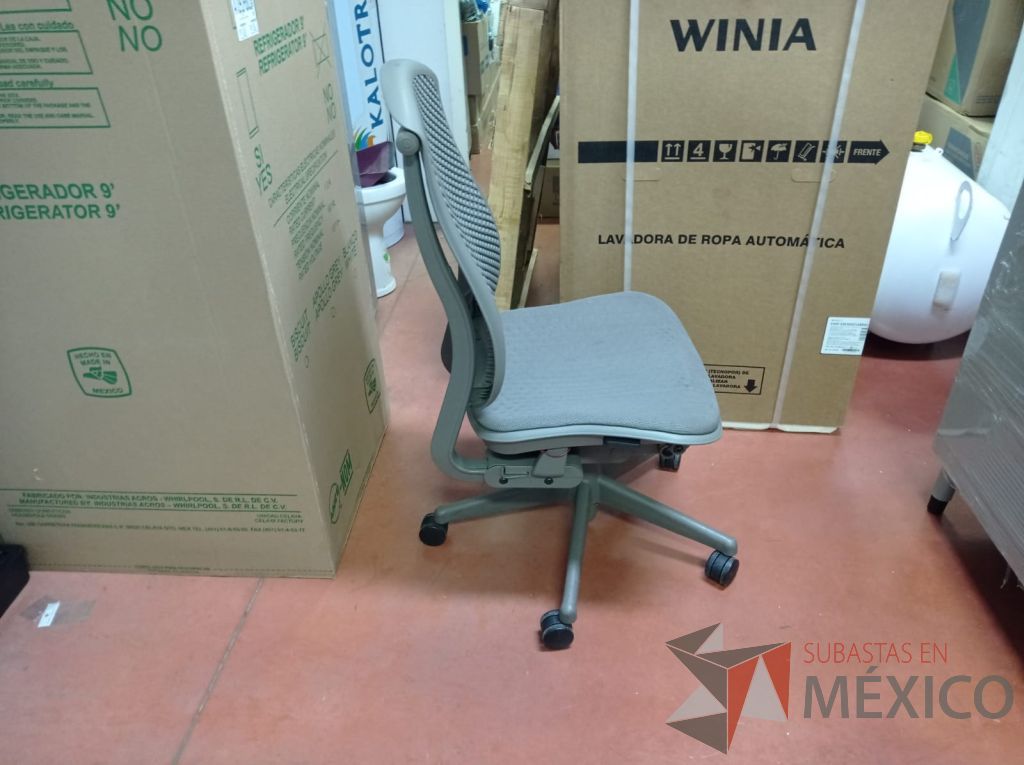Lote 024 - Silla Herman Miller Celle con ruedas, sin descansabrazos, asiento en tela y respaldo en plástico color gris - Imagen 5