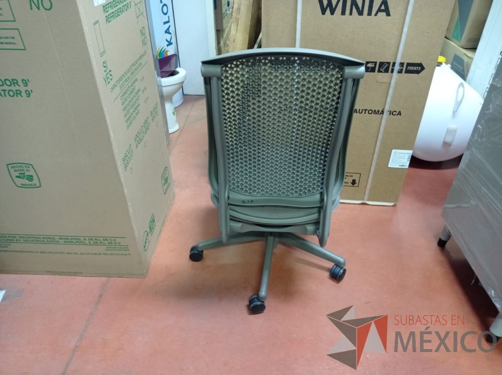 Lote 024 - Silla Herman Miller Celle con ruedas, sin descansabrazos, asiento en tela y respaldo en plástico color gris - Imagen 4