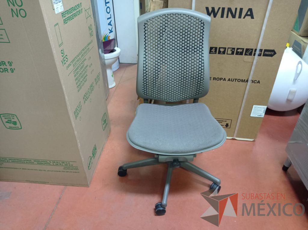 Lote 024 - Silla Herman Miller Celle con ruedas, sin descansabrazos, asiento en tela y respaldo en plástico color gris - Imagen 3