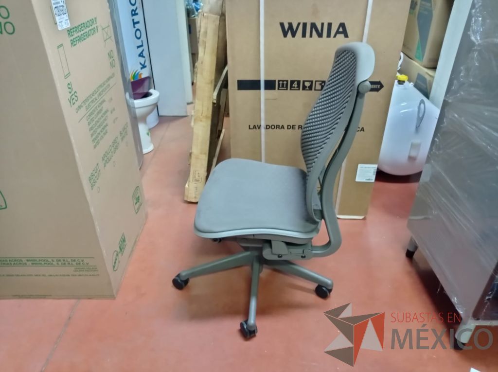 Lote 024 - Silla Herman Miller Celle con ruedas, sin descansabrazos, asiento en tela y respaldo en plástico color gris - Imagen 2