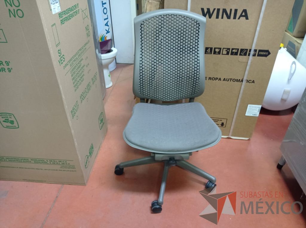 Lote 024 - Silla Herman Miller Celle con ruedas, sin descansabrazos, asiento en tela y respaldo en plástico color gris