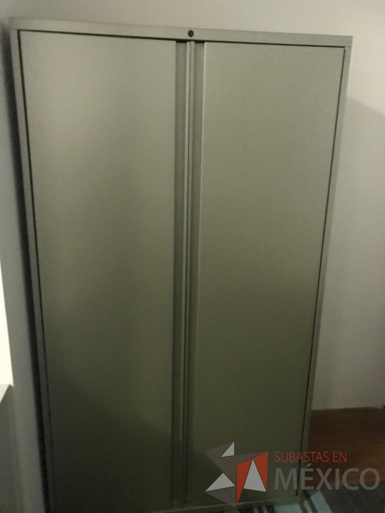 Lote 168 - 3 Gabinetes metálicos de 2 puertas color verde