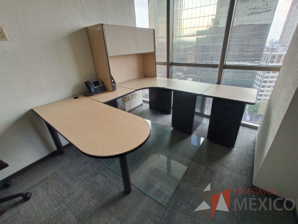 Lote 160 - Escritorio en herradura de costado derecho con base metálico, 2 archiveros de pedestal de 3 cajones, gabinete superior con 1 puerta corredizas y cubierta color madera - Imagen 2