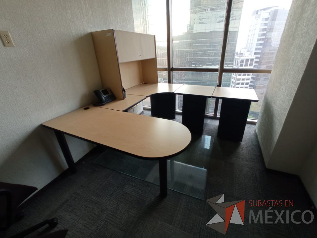 Lote 160 - Escritorio en herradura de costado derecho con base metálico, 2 archiveros de pedestal de 3 cajones, gabinete superior con 1 puerta corredizas y cubierta color madera - Imagen 3