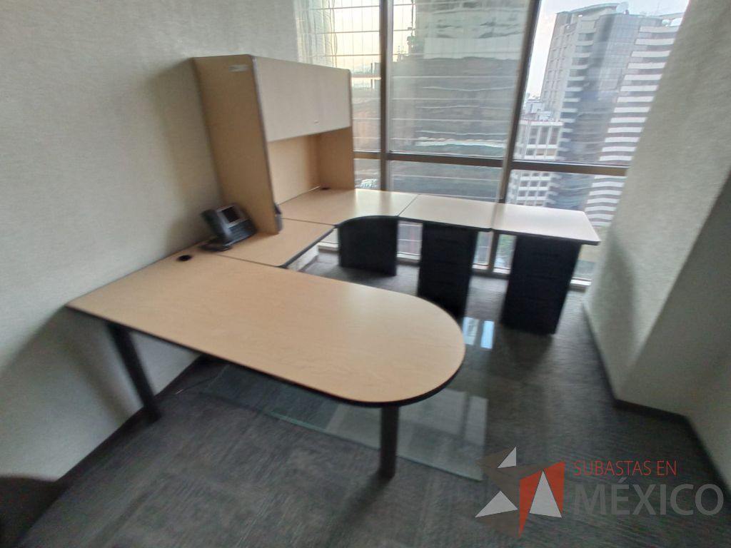 Lote 160 - Escritorio en herradura de costado derecho con base metálico, 2 archiveros de pedestal de 3 cajones, gabinete superior con 1 puerta corredizas y cubierta color madera - Imagen 5