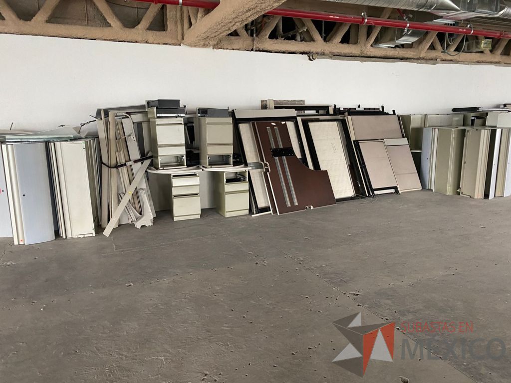 Lote 100 - Estación de trabajo de mampara alta color beige para 9 personas con 9 gavetas y 9 archiveros de pedestal de 3 cajones - Imagen 27