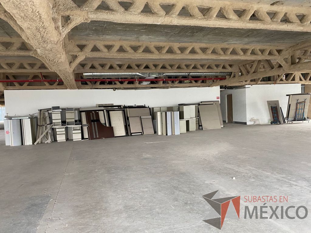 Lote 100 - Estación de trabajo de mampara alta color beige para 9 personas con 9 gavetas y 9 archiveros de pedestal de 3 cajones - Imagen 23