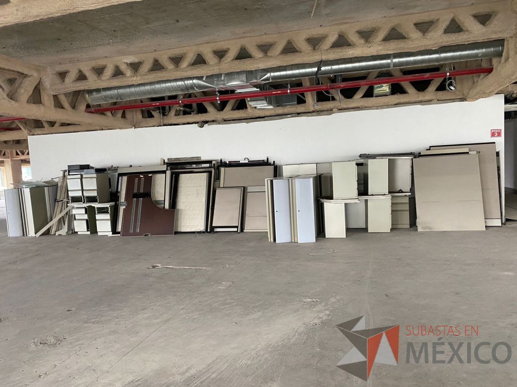 Lote 100 - Estación de trabajo de mampara alta color beige para 9 personas con 9 gavetas y 9 archiveros de pedestal de 3 cajones - Imagen 25