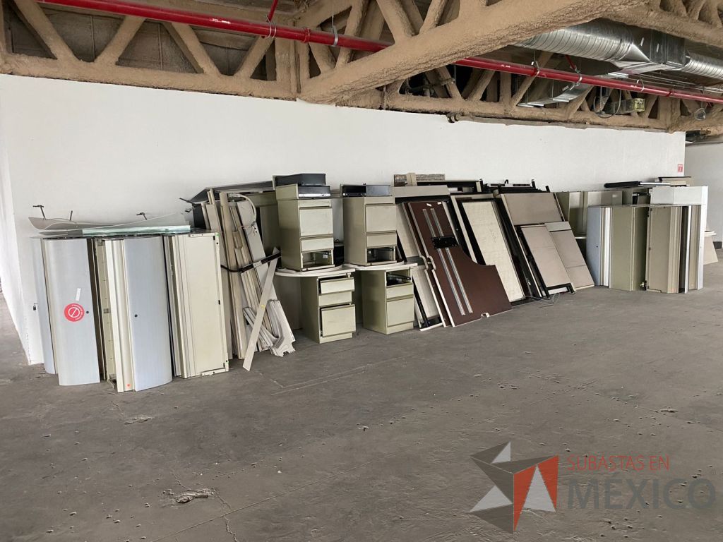 Lote 100 - Estación de trabajo de mampara alta color beige para 9 personas con 9 gavetas y 9 archiveros de pedestal de 3 cajones - Imagen 24