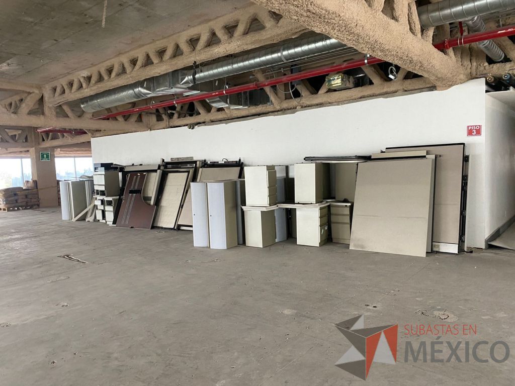 Lote 100 - Estación de trabajo de mampara alta color beige para 9 personas con 9 gavetas y 9 archiveros de pedestal de 3 cajones - Imagen 26