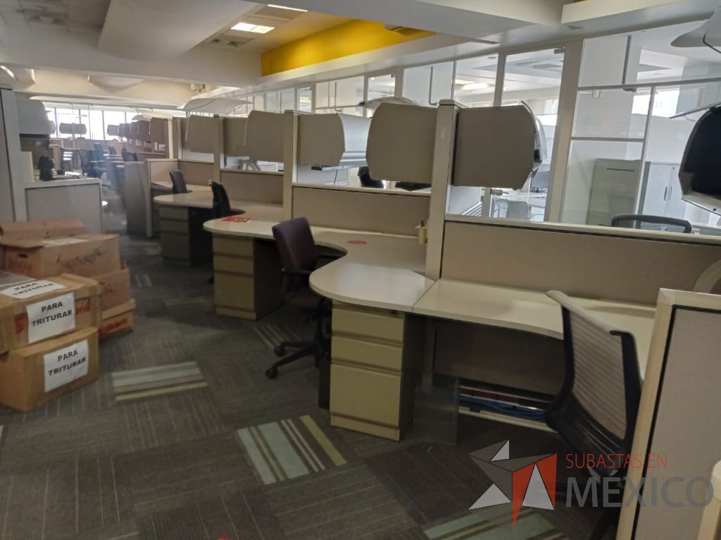 Lote 084 - Estación de trabajo de mampara alta color beige para 9 personas con 9 gavetas y 9 archiveros de pedestal de 3 cajones - Imagen 19