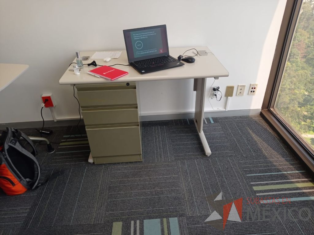 Lote 119 - Mesa de trabajo con base metálica, orificio para conexiones y cubierta color beige - Imagen 5