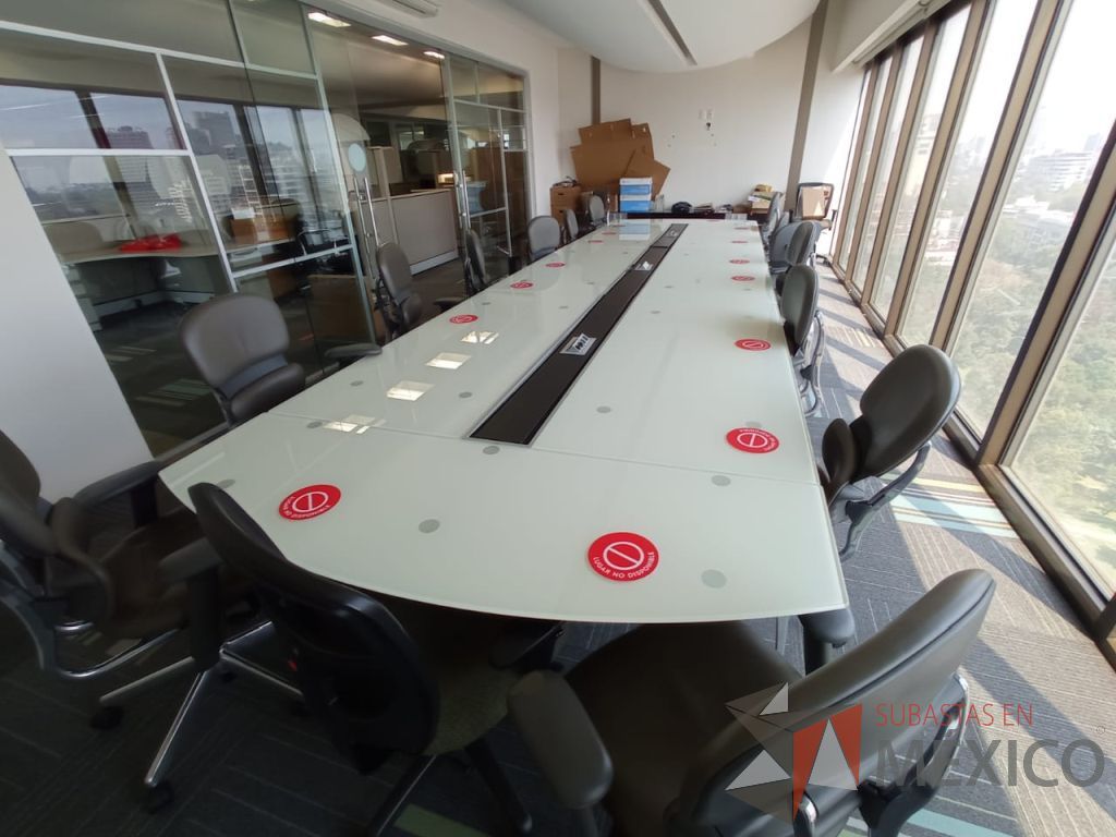 Lote 117 - Mesa de sala de juntas para 16 personas con base metálica y accesorio para conexiones y cubierta de vidrio - Imagen 7