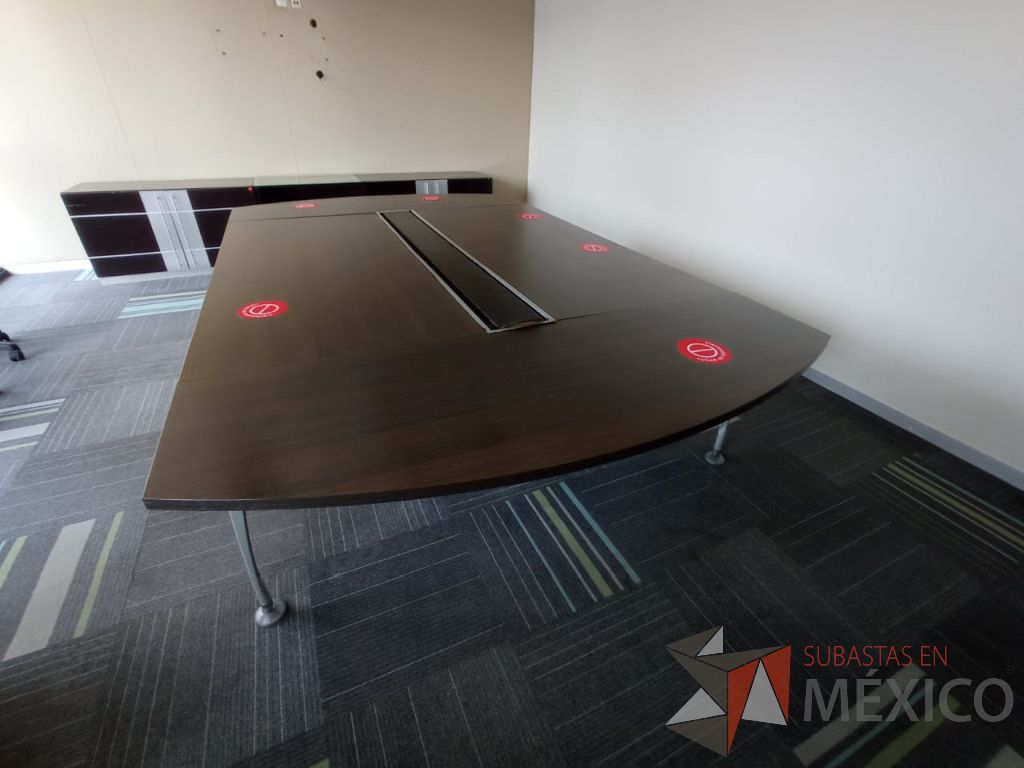 Lote 108 - Sala de juntas para 8 personas con base metálica y accesorio para conexiones color café - Imagen 7