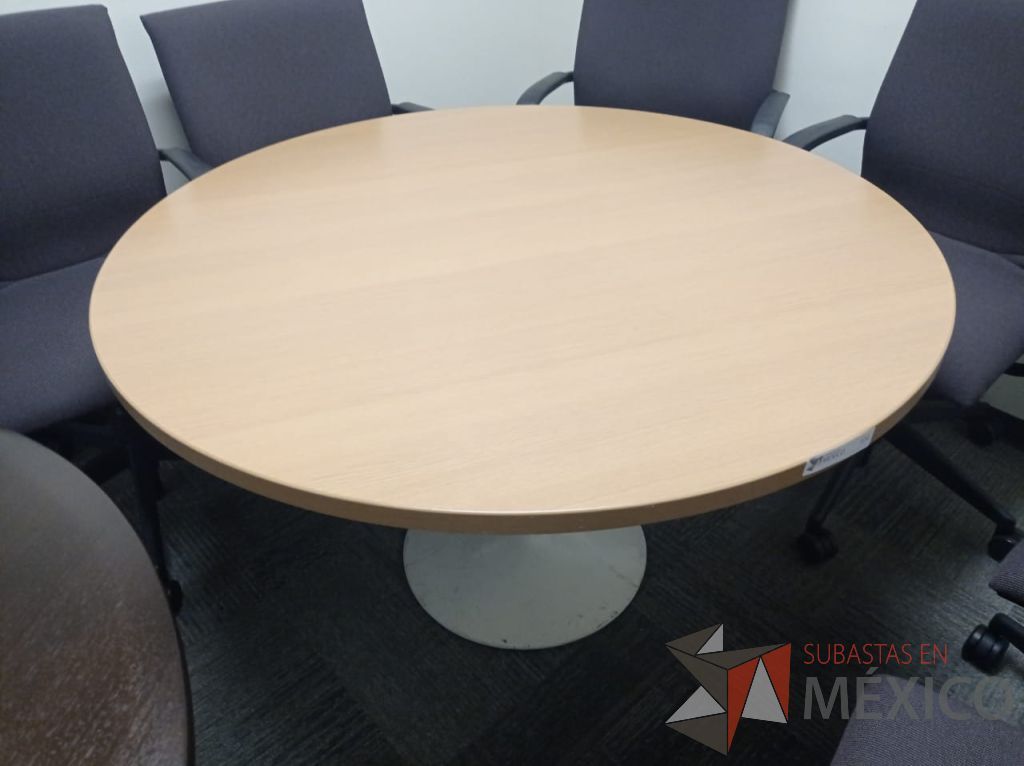Lote 153 - Mesa de trabajo metálica color blanco y cubierta color madera - Imagen 2