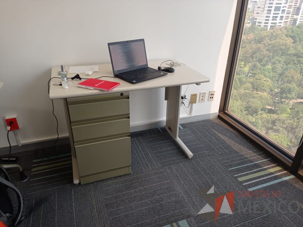 Lote 119 - Mesa de trabajo con base metálica, orificio para conexiones y cubierta color beige - Imagen 4