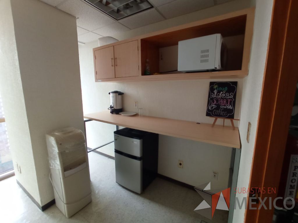Lote 163 - Mesa de trabajo empotrado con base metálico con cubierta color madera y gabinete empotrado de 2 puertas y espacio para documentos