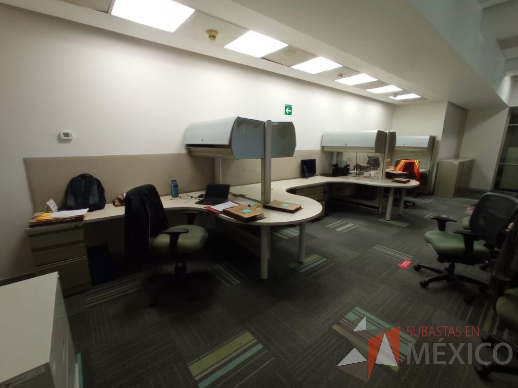 Lote 101 - Estación de trabajo de mampara alta color beige para 5 personas con 5 gavetas y 5 archiveros de pedestal de 3 cajones - Imagen 8