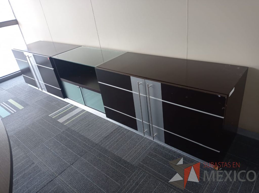 Lote 019 - Credenza con 4 puertas de madera con 2 entrepaños color café y 2 puertas de vidrio - Imagen 7