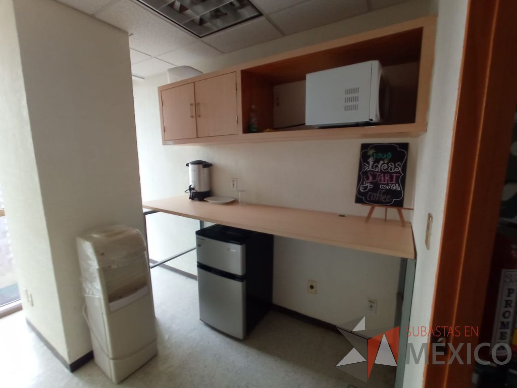 Lote 163 - Mesa de trabajo empotrado con base metálico con cubierta color madera y gabinete empotrado de 2 puertas y espacio para documentos - Imagen 2