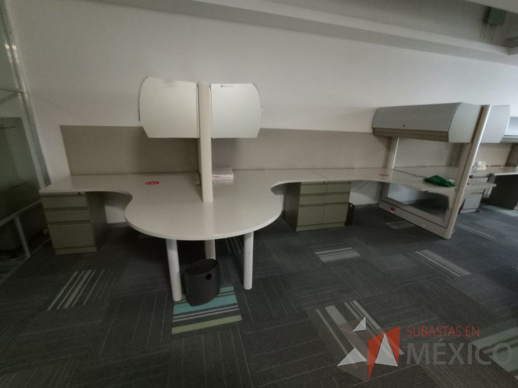 Lote 105 - Estación de trabajo de mampara alta con vidrio al medio para 4 personas con 4 gavetas y 4 archiveros de pedestal de 3 cajones - Imagen 4