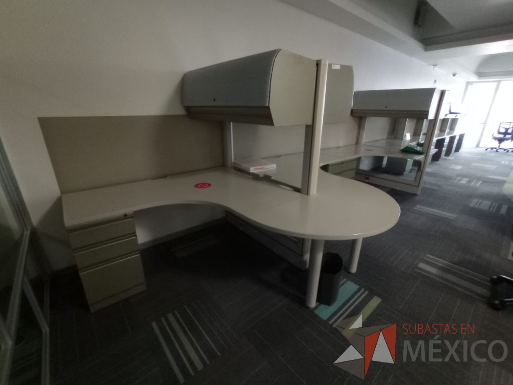 Lote 105 - Estación de trabajo de mampara alta con vidrio al medio para 4 personas con 4 gavetas y 4 archiveros de pedestal de 3 cajones - Imagen 6