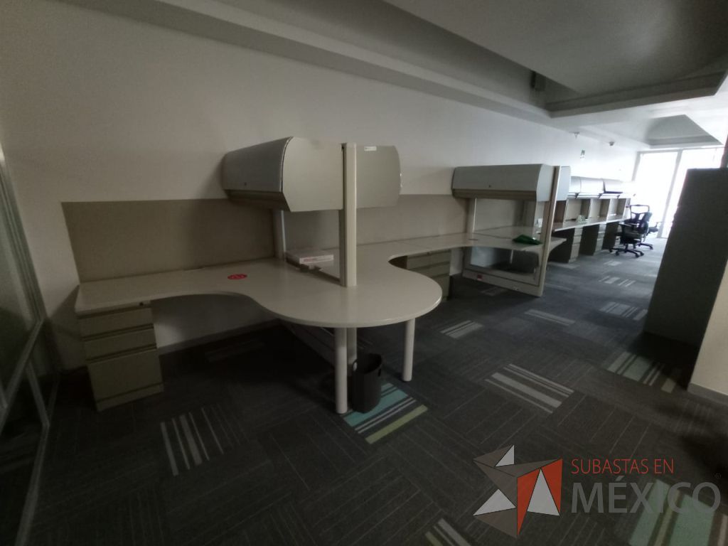 Lote 105 - Estación de trabajo de mampara alta con vidrio al medio para 4 personas con 4 gavetas y 4 archiveros de pedestal de 3 cajones - Imagen 5