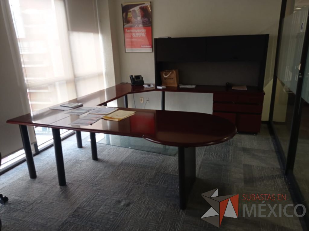 Lote 156 - Escritorio en herradura de costado derecho con base metálico, 2 archiveros de pedestal, gabinete superior con 2 puertas corredizas y cubierta color vino - Imagen 4
