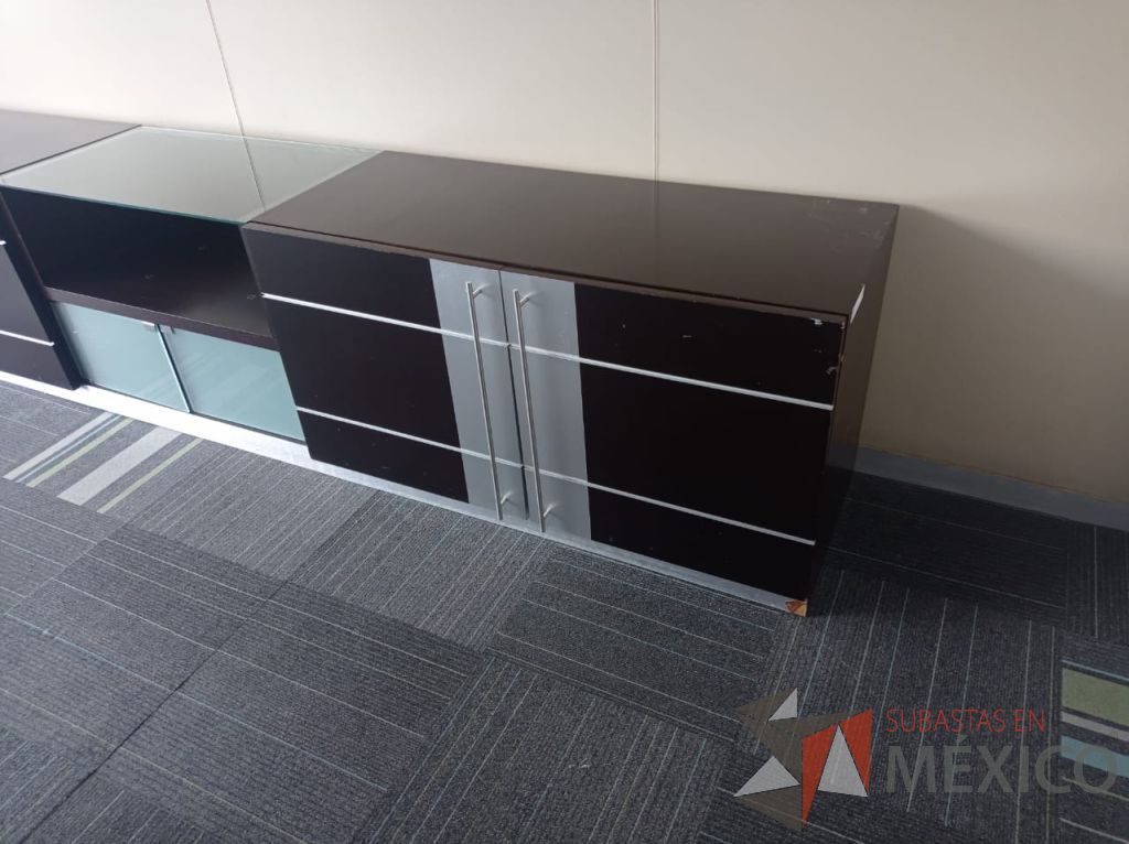Lote 019 - Credenza con 4 puertas de madera con 2 entrepaños color café y 2 puertas de vidrio - Imagen 8