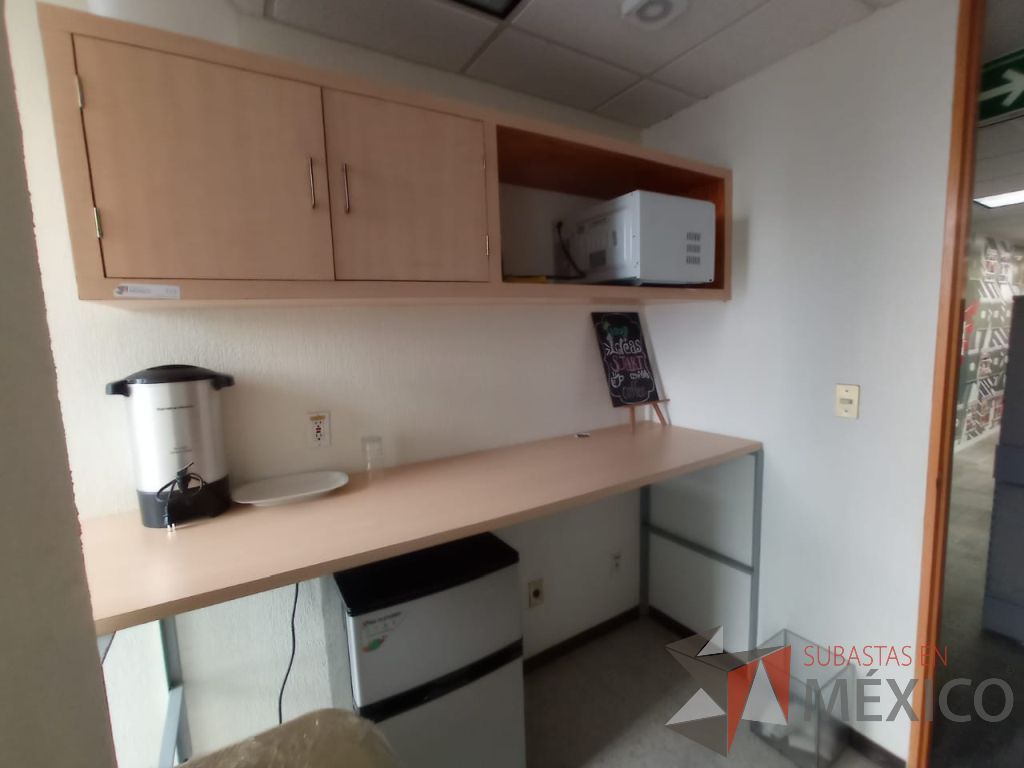 Lote 163 - Mesa de trabajo empotrado con base metálico con cubierta color madera y gabinete empotrado de 2 puertas y espacio para documentos - Imagen 3