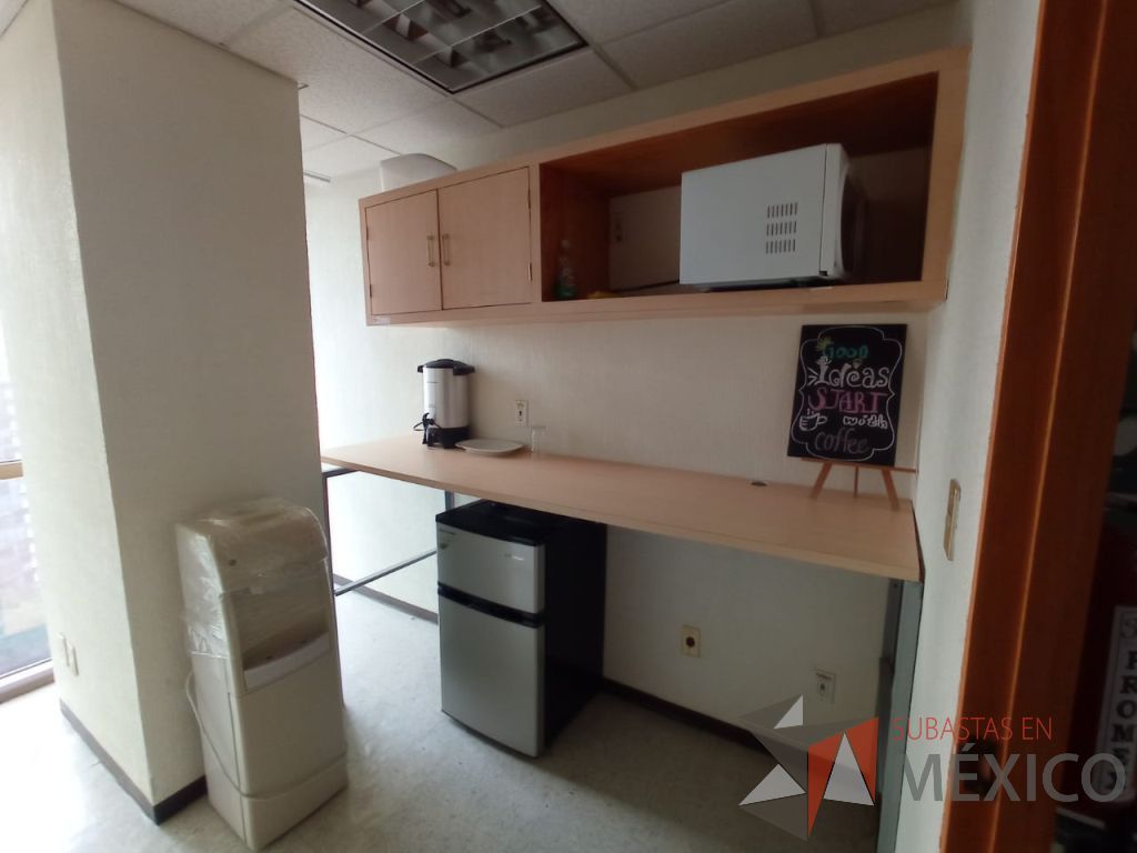 Lote 163 - Mesa de trabajo empotrado con base metálico con cubierta color madera y gabinete empotrado de 2 puertas y espacio para documentos - Imagen 4
