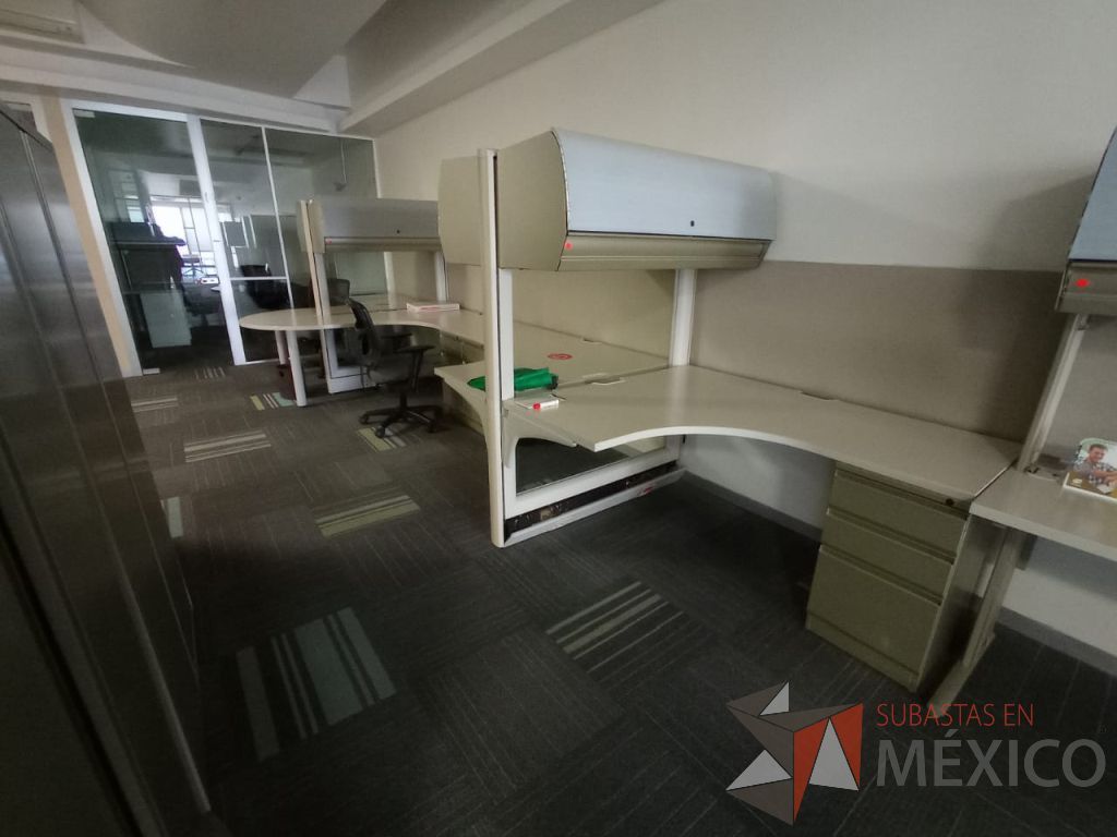 Lote 105 - Estación de trabajo de mampara alta con vidrio al medio para 4 personas con 4 gavetas y 4 archiveros de pedestal de 3 cajones - Imagen 7