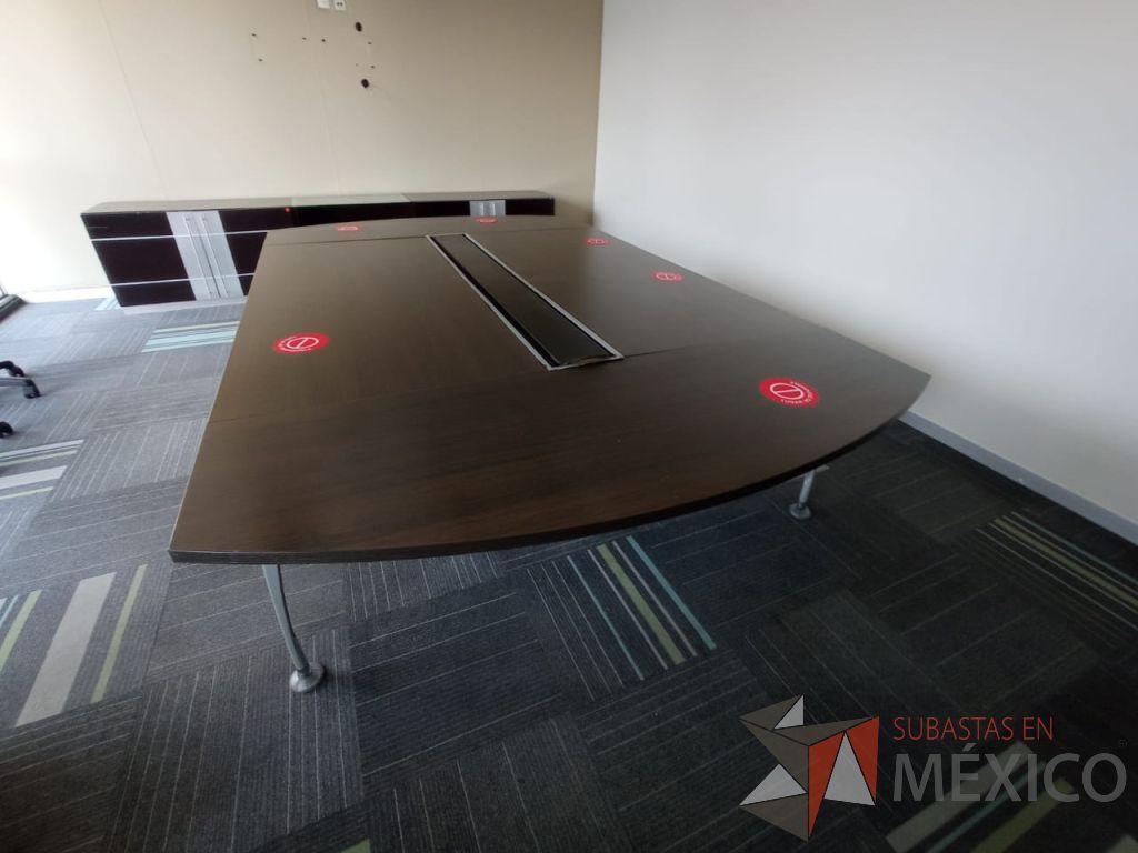 Lote 108 - Sala de juntas para 8 personas con base metálica y accesorio para conexiones color café - Imagen 8