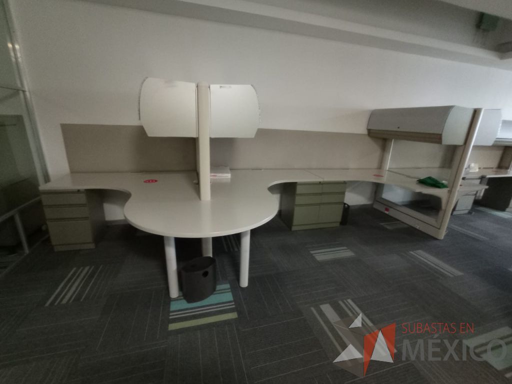 Lote 105 - Estación de trabajo de mampara alta con vidrio al medio para 4 personas con 4 gavetas y 4 archiveros de pedestal de 3 cajones - Imagen 8