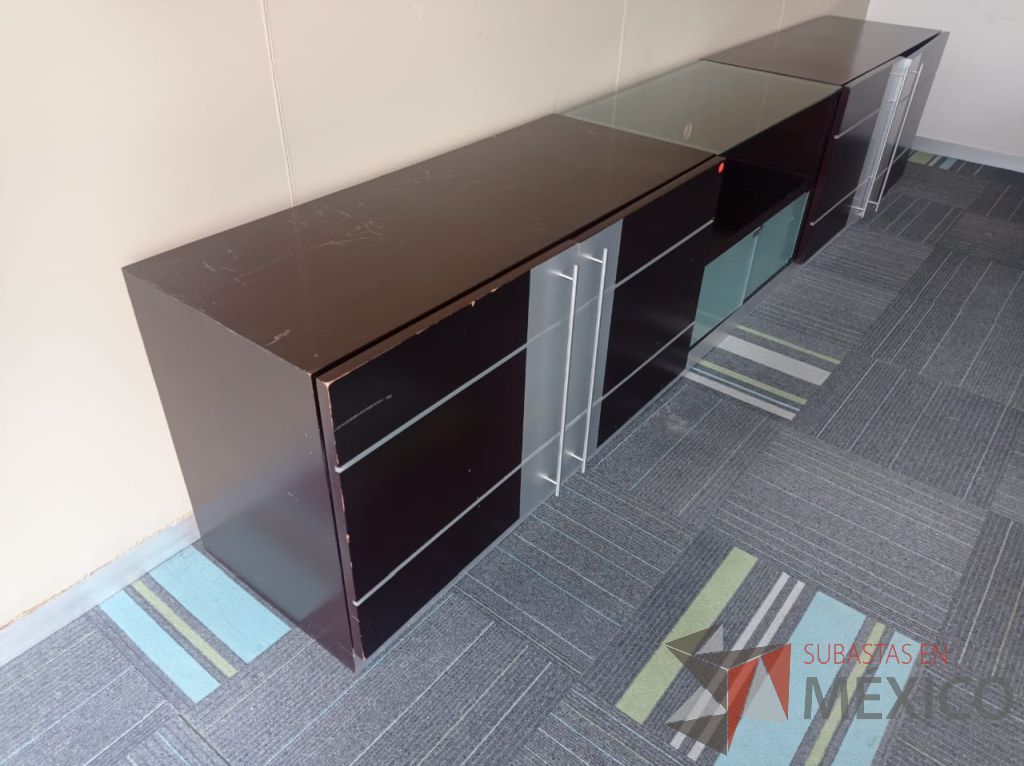 Lote 019 - Credenza con 4 puertas de madera con 2 entrepaños color café y 2 puertas de vidrio - Imagen 9