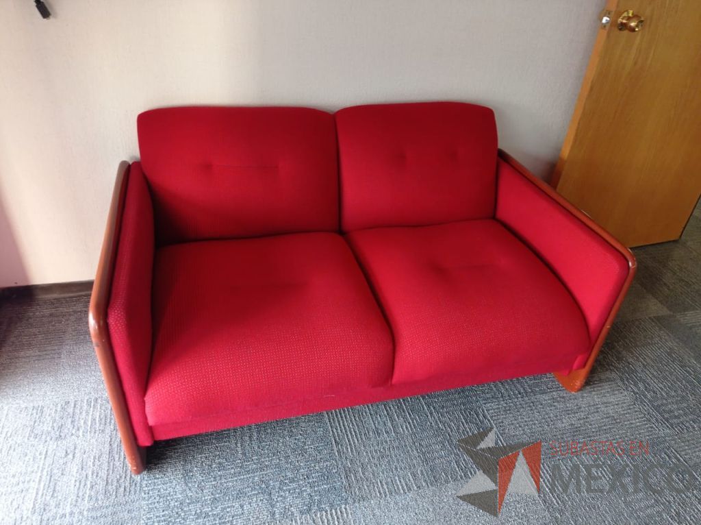 Lote 155 - Sillón de 2 plazas con descansa brazos, asiento y respaldo en tela color rojo - Imagen 4