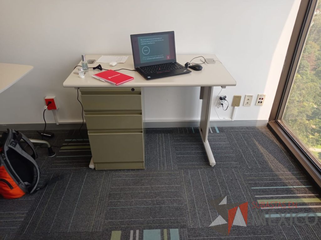 Lote 119 - Mesa de trabajo con base metálica, orificio para conexiones y cubierta color beige - Imagen 3