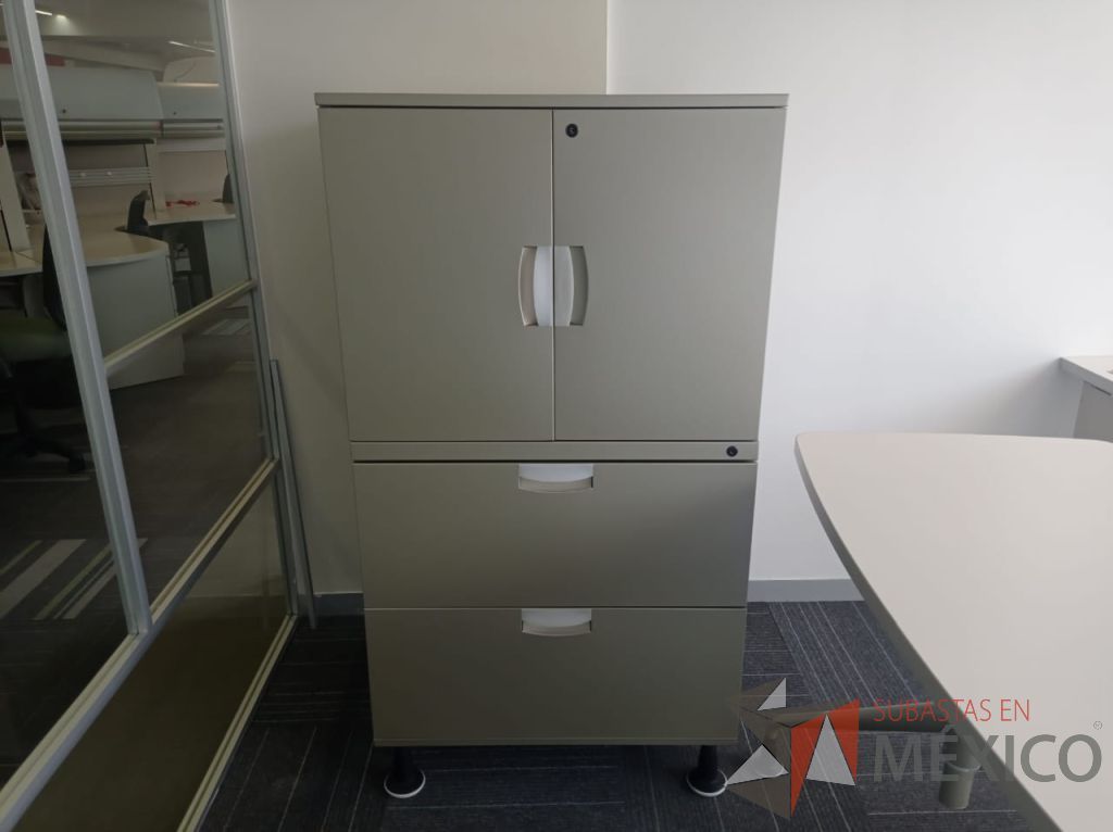 Lote 112 - 3 Gabinetes metálicos altos con 4 patas, 2 cajones, 2 puertas y 1 entrepaño color gris - Imagen 4