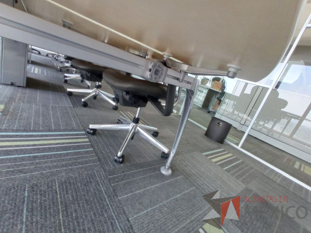 Lote 117 - Mesa de sala de juntas para 16 personas con base metálica y accesorio para conexiones y cubierta de vidrio - Imagen 8