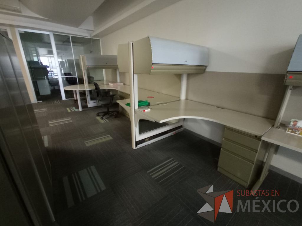 Lote 105 - Estación de trabajo de mampara alta con vidrio al medio para 4 personas con 4 gavetas y 4 archiveros de pedestal de 3 cajones - Imagen 9
