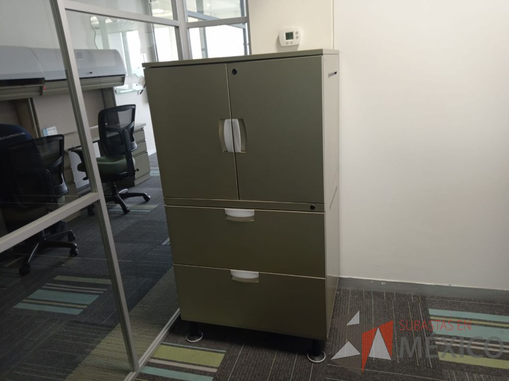 Lote 138 - Gabinete metálico alto con 4 patas, 2 cajones, 2 puertas y 1 entrepaño color gris - Imagen 2