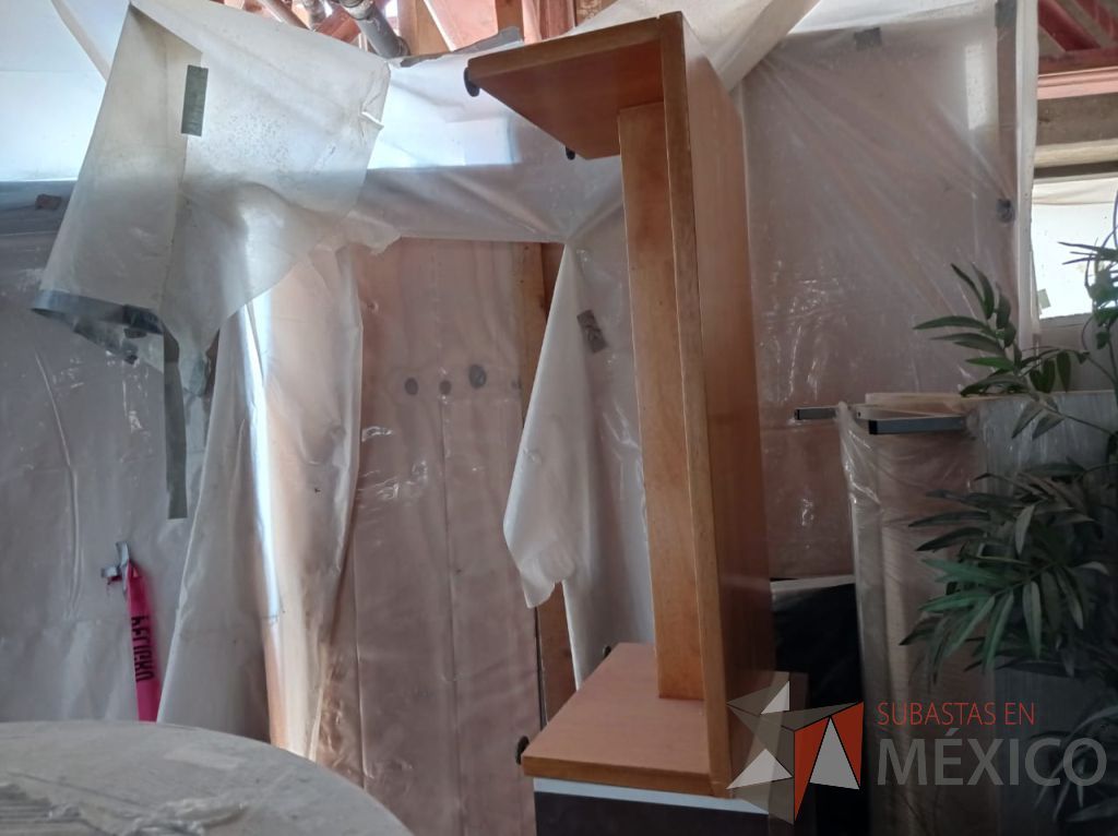 Lote 042 - Lote con 95 aporx. de mamparas, puertas, botes y artículos de madera - Imagen 19